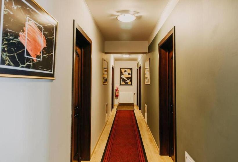 بنسيون Páva City