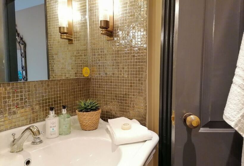 ペンション The Linden Stansted