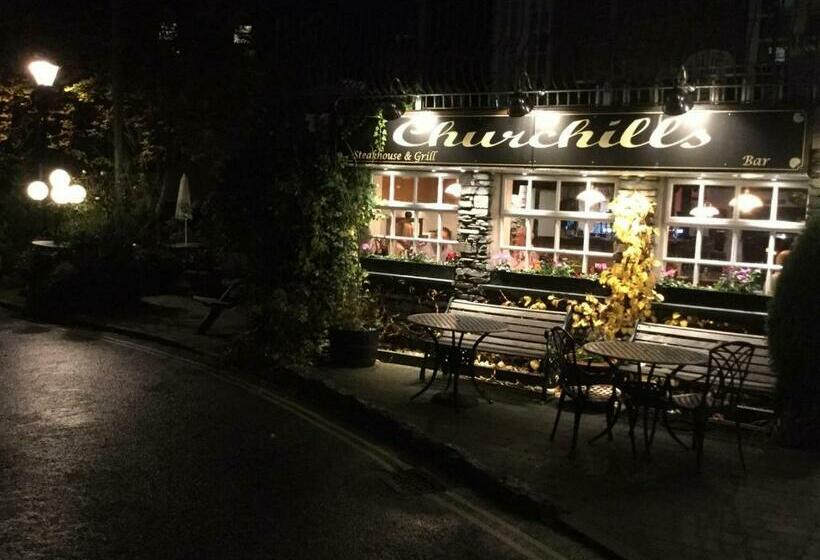 הוסטל Churchills Inn & Rooms