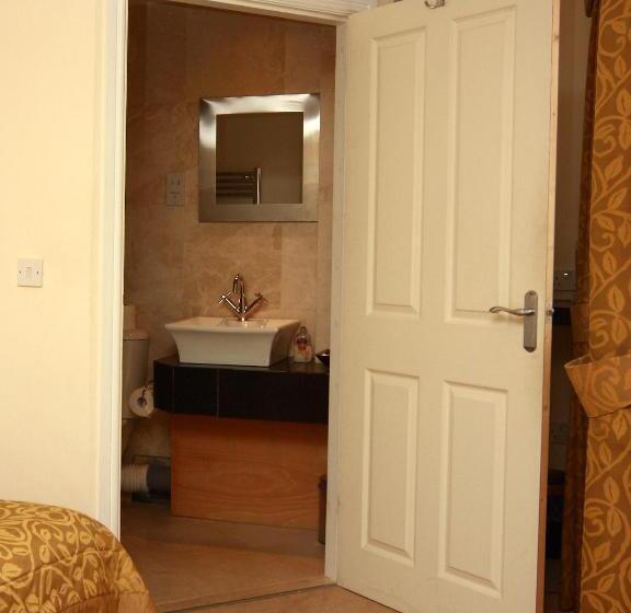 הוסטל Churchills Inn & Rooms