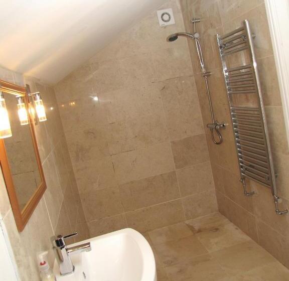 הוסטל Churchills Inn & Rooms