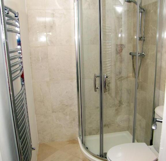 הוסטל Churchills Inn & Rooms