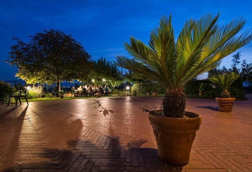 هتل Agriturismo La Torricella