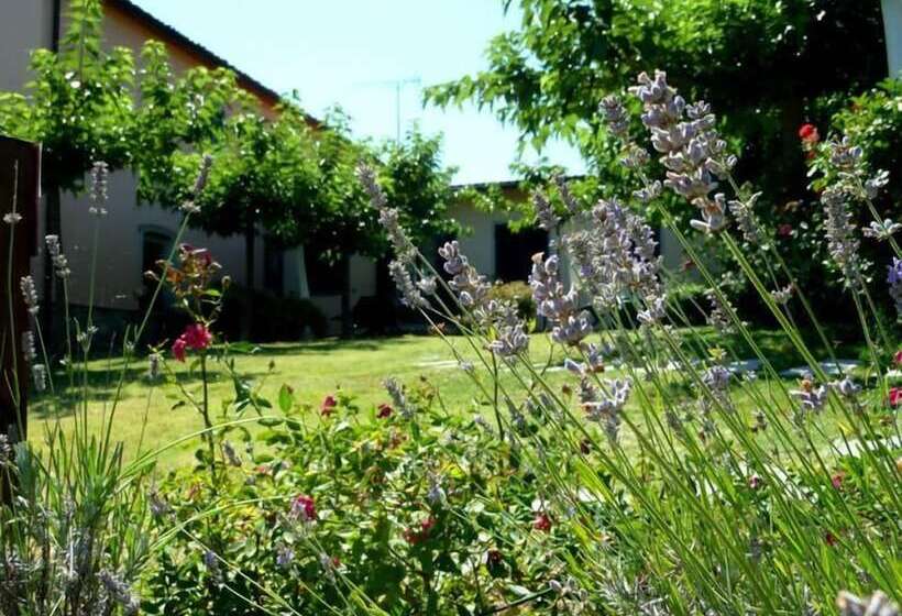 هتل Agriturismo La Torricella