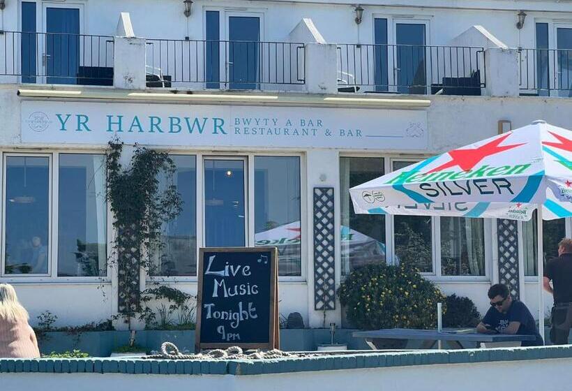 酒店 The Harbour Bar & Bistro