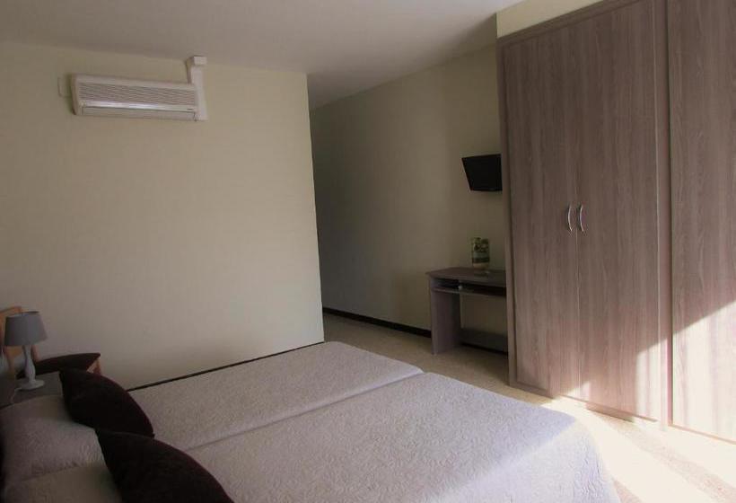 بنسيون Hostal Can Bassalis