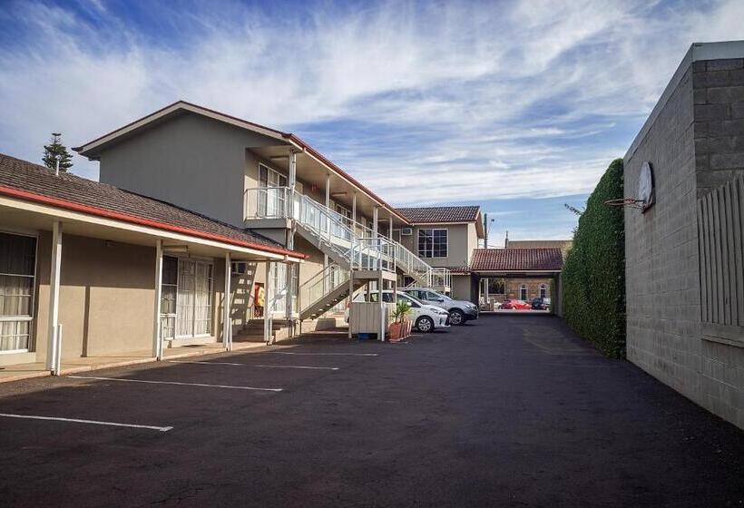 Redwood Manor Motel Apartments