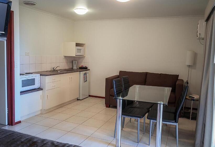 Redwood Manor Motel Apartments