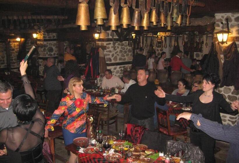 Family Hotel Makedonska Kruchma