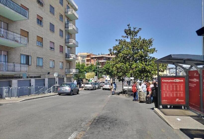 Пансион Adriatic Room 50 M Dalla Stazione Ferroviaria Di Ciampino E Dalla Navetta Aeroportuale