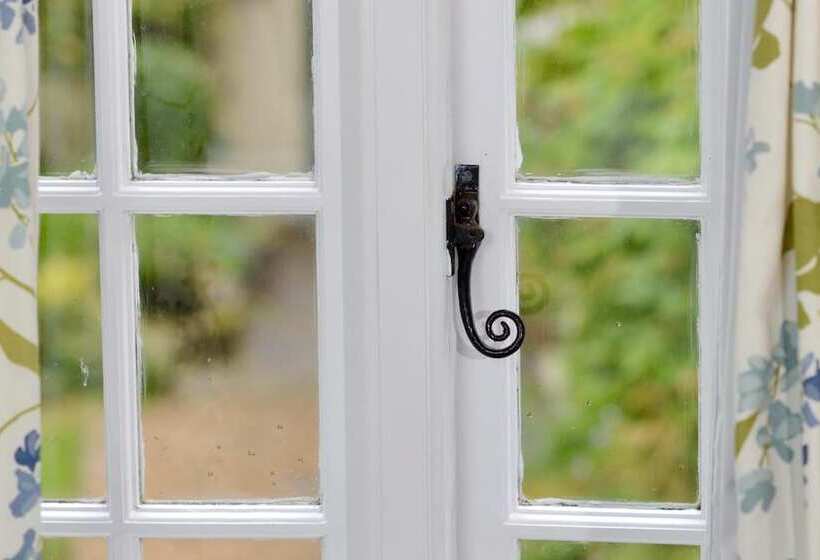 بنسيون Ammonite Lodge