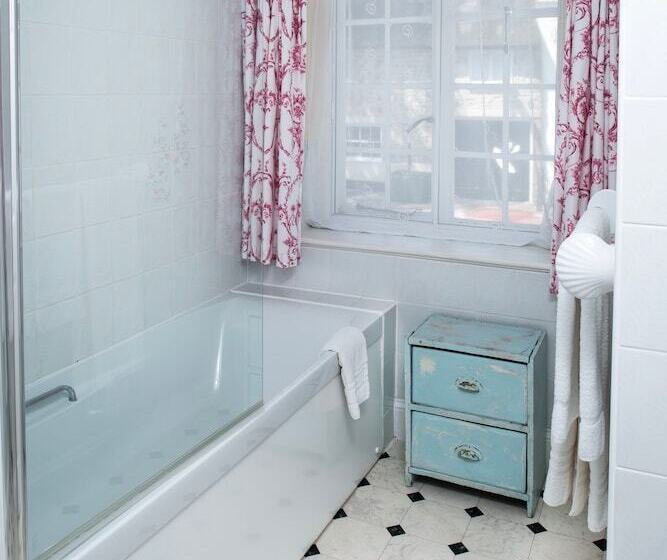 بنسيون Ammonite Lodge