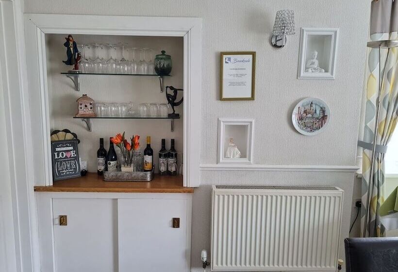 פנסיון Brookside Guest House & Mini Spa