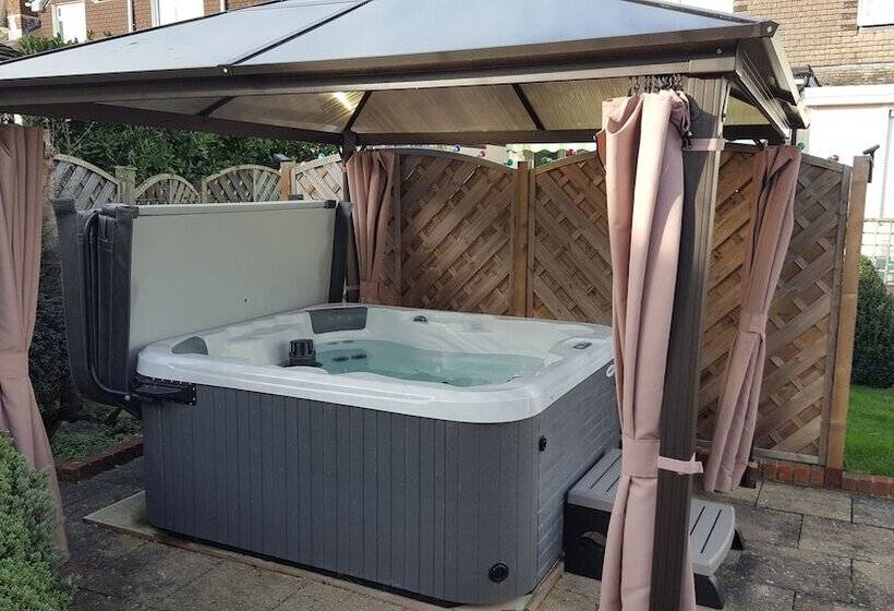 פנסיון Brookside Guest House & Mini Spa