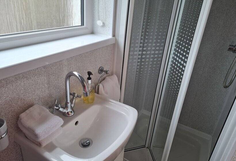 פנסיון Brookside Guest House & Mini Spa