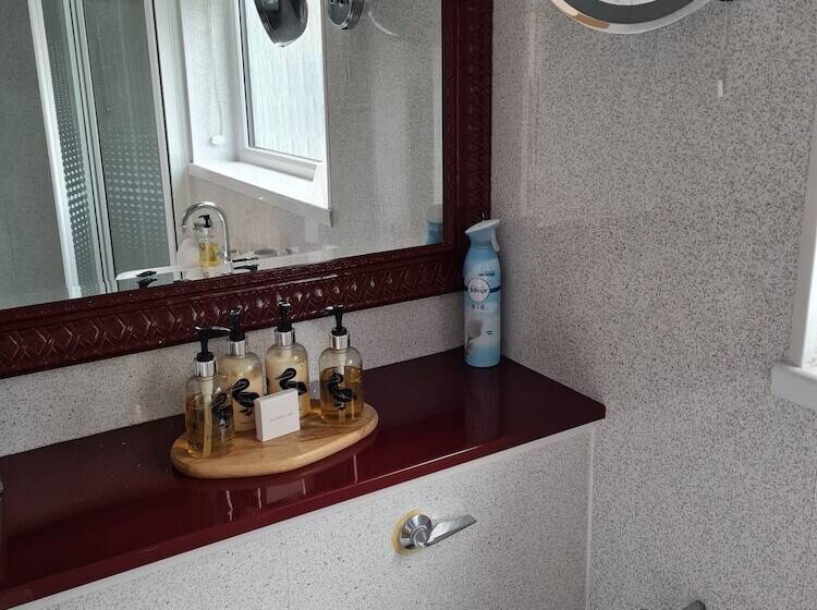 פנסיון Brookside Guest House & Mini Spa