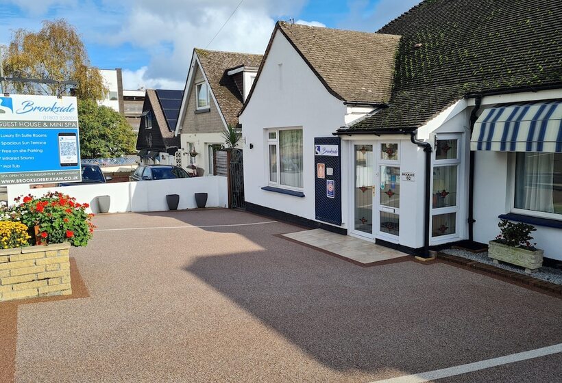 פנסיון Brookside Guest House & Mini Spa