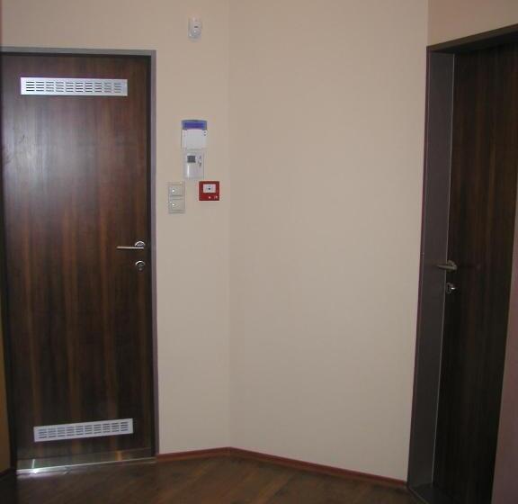 膳宿费 Roxane Panzio