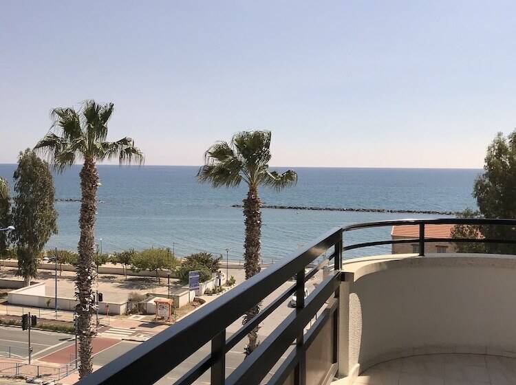 Pigeon Beach Hotel Apartments