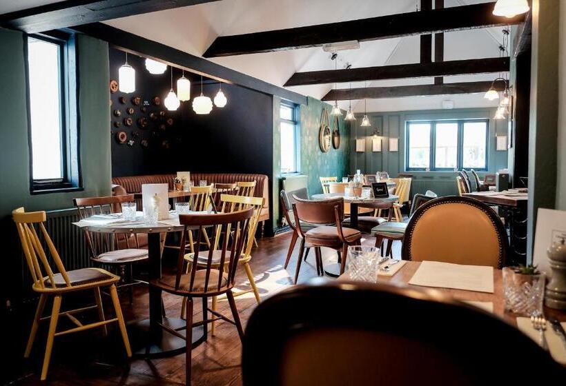 הוסטל Cromwell Arms Country Pub With Rooms