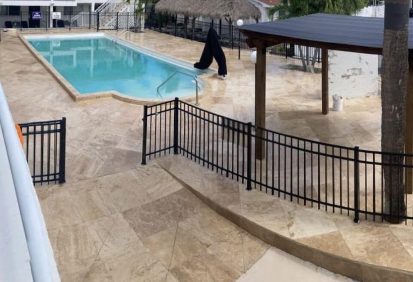 فندق صغير Holiday Isles Resort