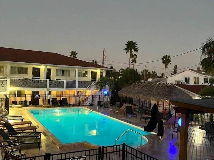 فندق صغير Holiday Isles Resort