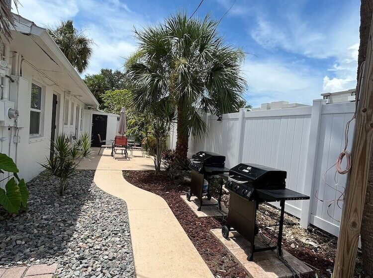 فندق صغير Holiday Isles Resort