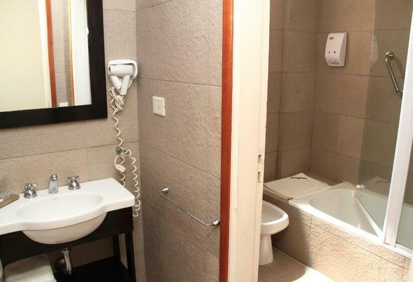 De Los Arroyos Apart