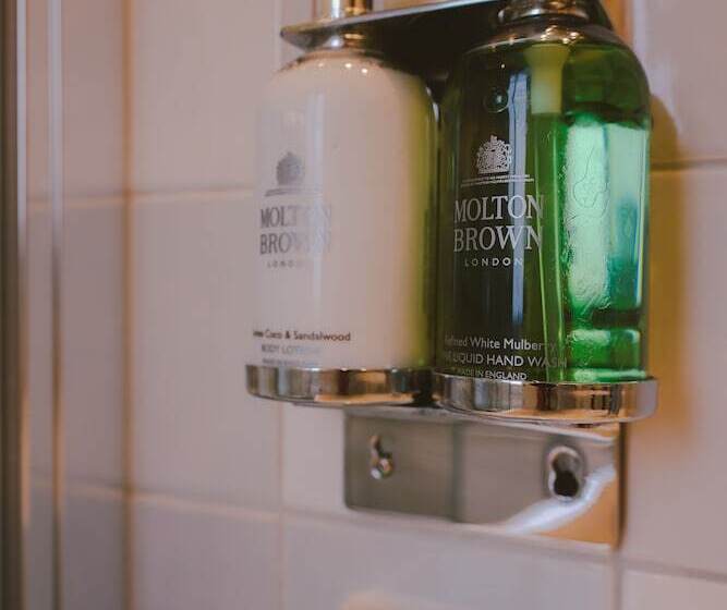 פנסיון Mimosa House