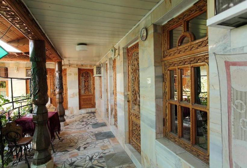 ペンション Furkat Guest House