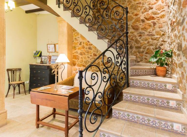 Пансион Hostal Tres Molins