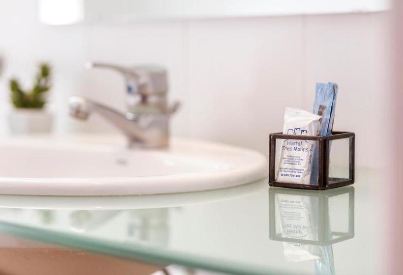 Пансион Hostal Tres Molins