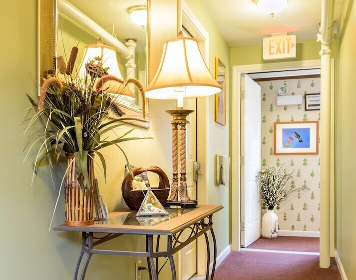 فندق صغير Bouchard Restaurant & Inn