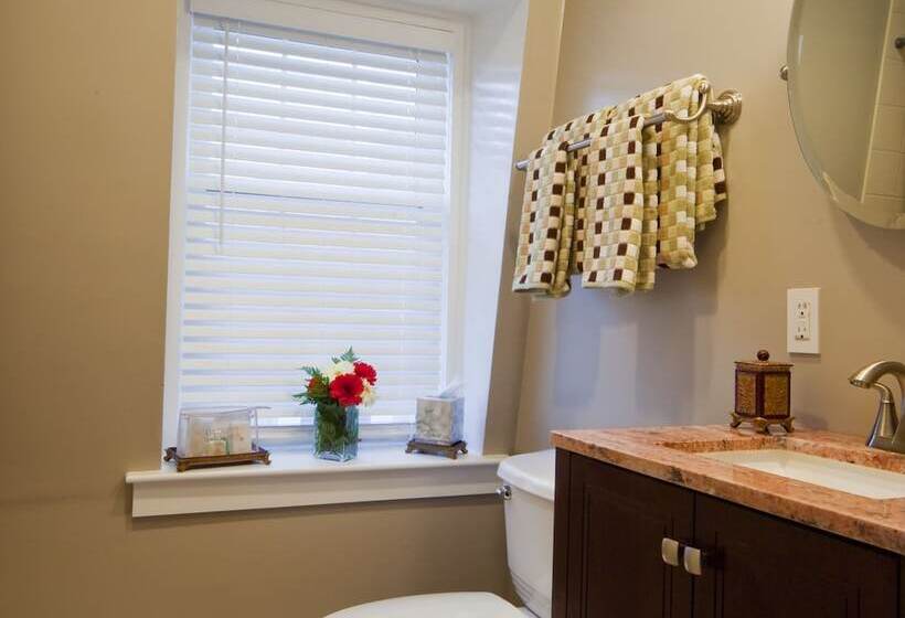 فندق صغير Bouchard Restaurant & Inn