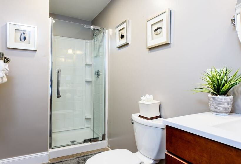 فندق صغير Bouchard Restaurant & Inn