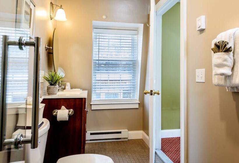 فندق صغير Bouchard Restaurant & Inn