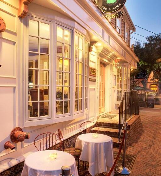 فندق صغير Bouchard Restaurant & Inn