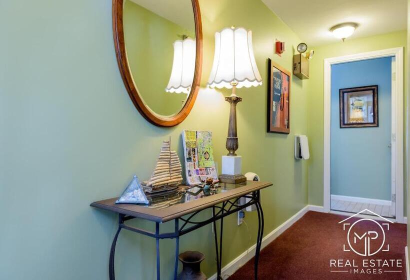 فندق صغير Bouchard Restaurant & Inn