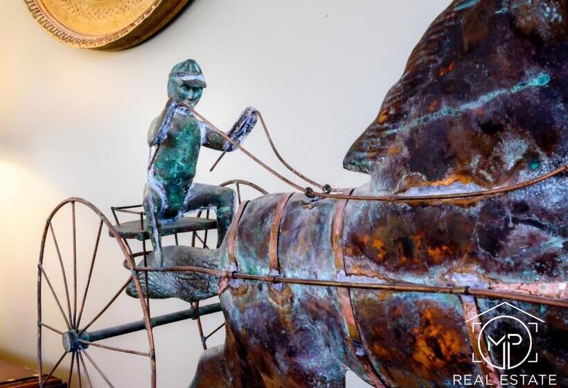 فندق صغير Bouchard Restaurant & Inn