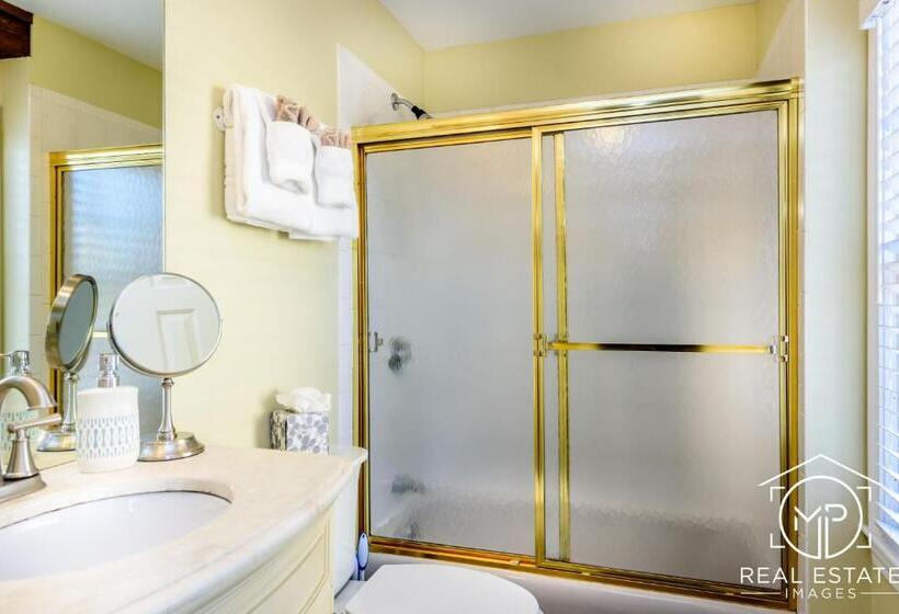 فندق صغير Bouchard Restaurant & Inn