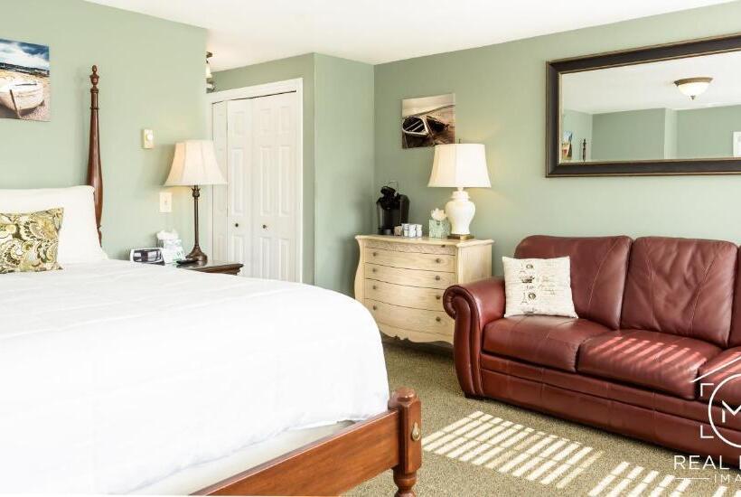 فندق صغير Bouchard Restaurant & Inn