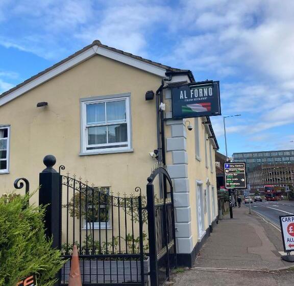 הוסטל Al Forno Restaurant & Inn