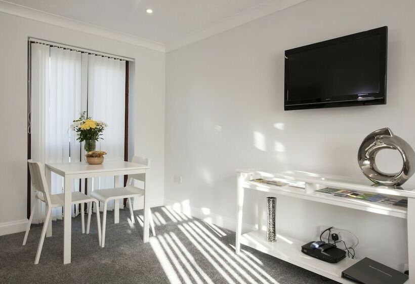 膳宿费 High Hedges Apartments