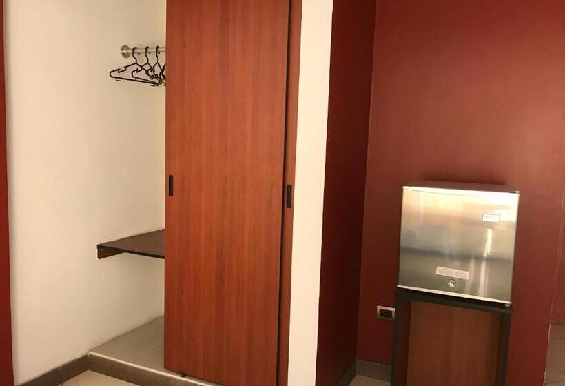 پانسیون Hostal Bond