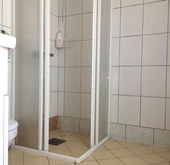 הוסטל Grums Old House