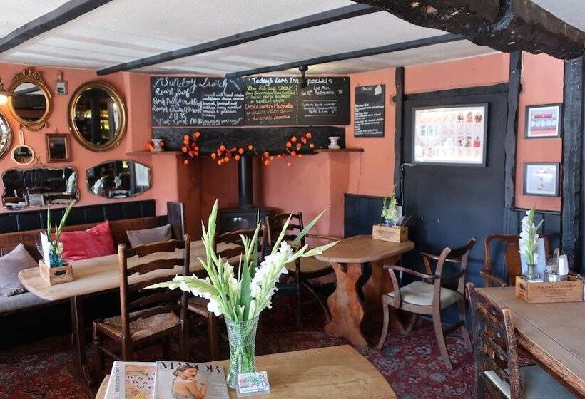 הוסטל The Lamb Inn