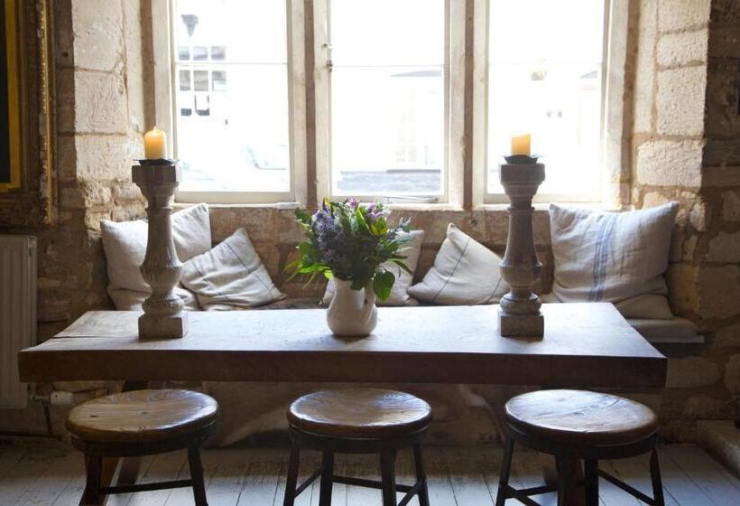 הוסטל The Lion Inn