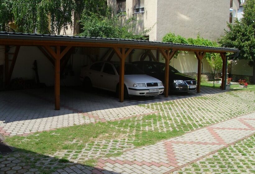 بنسيون Barokk Antik Guest Hause