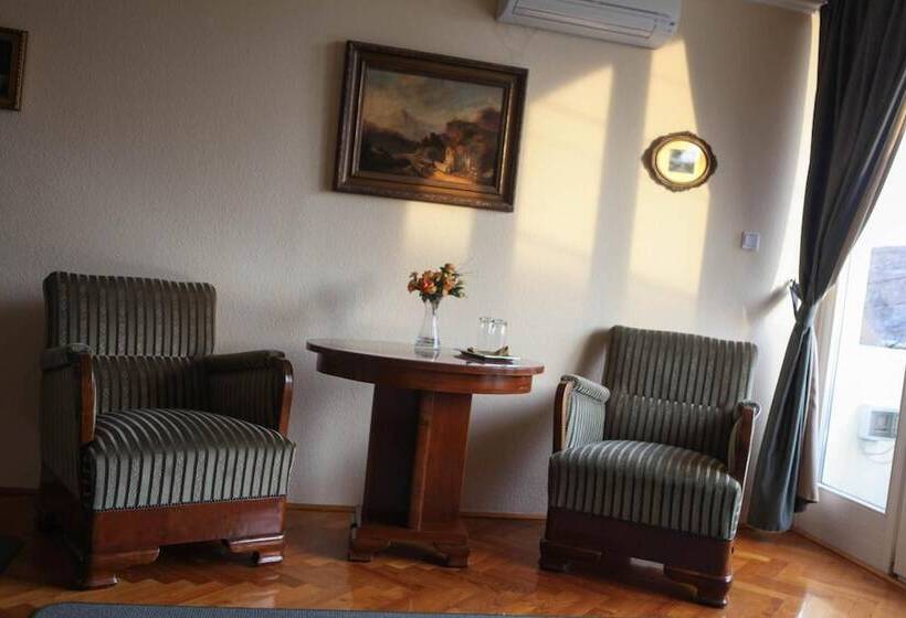 بنسيون Barokk Antik Guest Hause