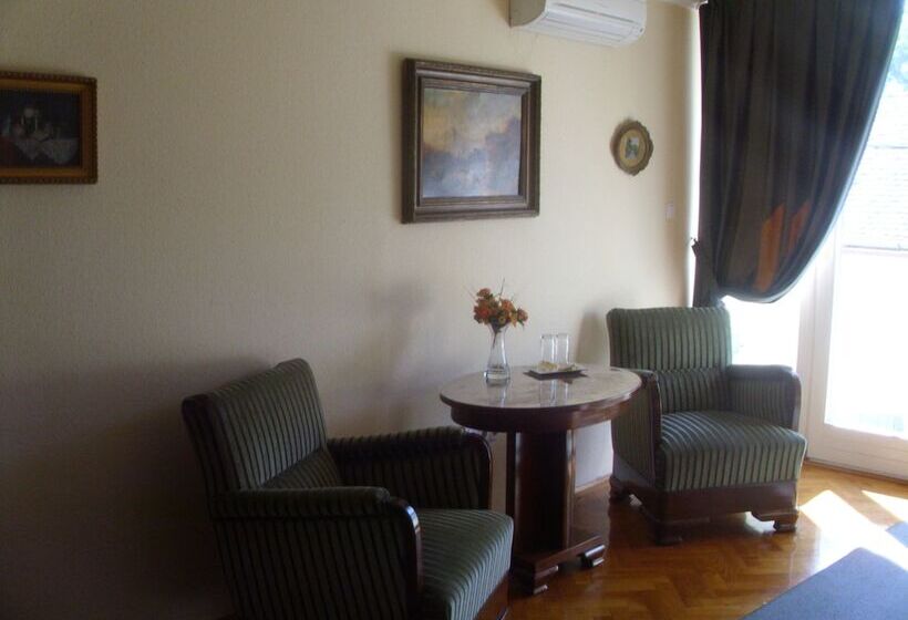 بنسيون Barokk Antik Guest Hause